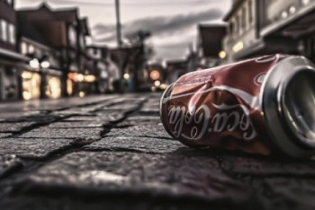 Фотография к новости: Юрист уговорил полицейского поднять мусор в Туркестанской области