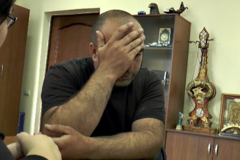 Он никогда не пьёт - родные мужчины, ударившего камнем сына, не верят в его вину