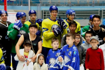 Игроки "Барыса" встретились с учениками школы-интерната Астаны