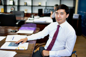 Новость ввергла меня в шок – депутат Кудайберген о новых фактах в деле найденного на ВОАД ребёнка 