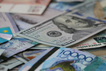 Фотография к новости: Курс доллара приблизился к отметке 350 тенге