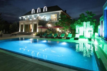 Фотография к новости: Дом с кинотеатром и теннисным кортом продают за 4 млрд тенге в Алматы