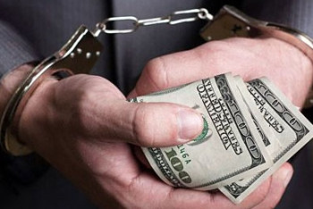 Осуждённого за взятку казахстанца оправдали в Верховном суде