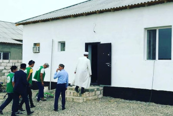 Новое жильё многодетной семье подарила молодёжь в Мангистауской области