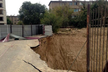 Под землю провалилась дорога близ детского сада в Шымкенте