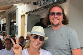 Фотография к новости: Похожий на Кожамжарова мужчина попал на чужое фото в ресторане в Каннах  