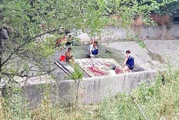 Фото стирающих ковры в алматинском канале женщин возмутило интернет