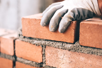 Нехватку кирпичей на стройках Актобе объяснили в акимате 