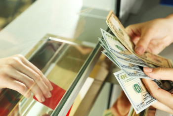 Фотография к новости: За полгода казахстанцы переправили друг другу 32 млрд тенге внутри страны 