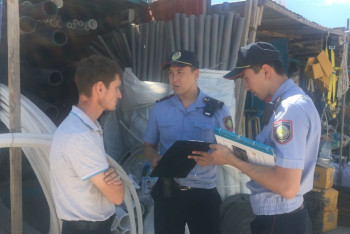 Фотография к новости: Полицейские продолжают рейдовые мероприятия на рынках Астаны 