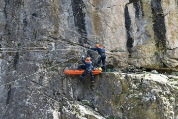 Фотография к новости: Казахстанскую туристку эвакуировали с горы спасатели в Крыму