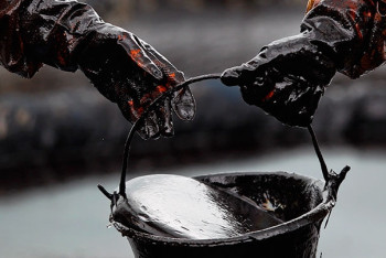 Работников нелегального нефтяного завода задержали в Актобе