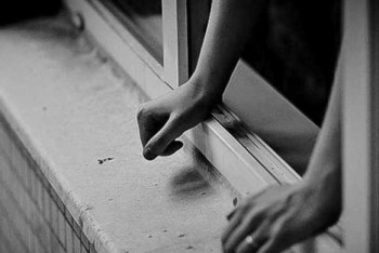 Женщина-самоубийца упала с высотки на прохожего в Павлодаре