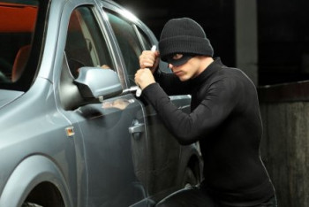 Фотография к новости: Скрывавшийся от полиции автоугонщик врезался в бетонное ограждение в Усть-Каменогорске