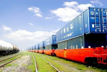 Казахстанские перевозчики могут перевозить товары из Украины через Россию