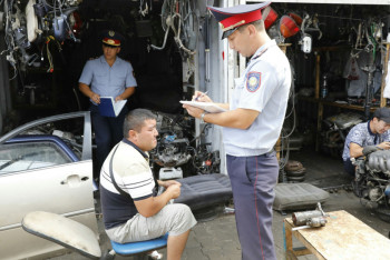 Рейд на рынках автозапчастей проводит полиция Алматы 