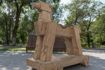 Фотография к новости: Организаторы объяснили пропажу бронзового седла с инсталляции в Алматы 