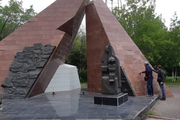 Фотография к новости: Памятник погибшим шахтёрам разграбили в Караганде 