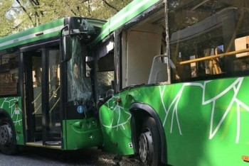 Фотография к новости: Столкновение автобусов в Алматы: пассажирам могут выплатить страховые до 200 МРП 