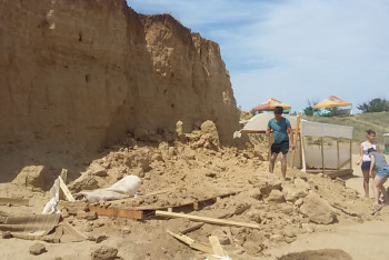 Фотография к новости: Детей откапывали руками – пострадавшие при обвале грунта на пляже в Актобе