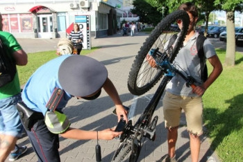 Фотография к новости: Полицейский остановил астанчанина и потребовал паспорт на велосипед