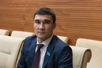 Приставить охрану к известным казахстанским спортсменам предложил Серик Сапиев