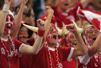 Больше 300 датских болельщиков прибыло на футбольный матч в Астану 