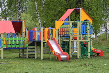 Более 70 торчащих ножей обнаружили на детской площадке Караганды