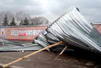 Фотография к новости: Штормовым ветром снесло крышу сельского спортзала в Костанайской области