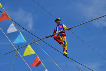 Семья канатоходцев из Кыргызстана гастролирует по Казахстану  