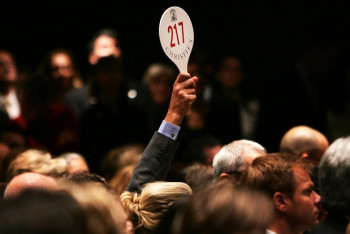 Фотография к новости: Будки для охраны и автозапчасти выставило на аукцион в Алматы посольство США