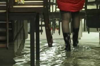 Фотография к новости: Аномальный ливень стал причиной затопления одного из ТЦ Уральска 