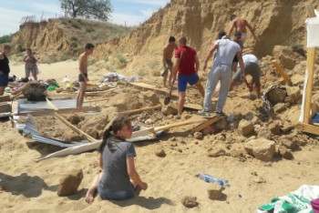 Фотография к новости: Два ребенка пострадали при обвале грунта на пляже в Актобе 