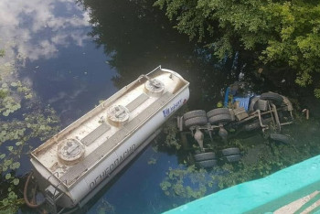 Бензовоз слетел с моста в Западно-Казахстанской области