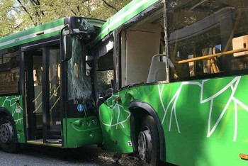 Два пассажирских автобуса столкнулись лоб в лоб в Алматы