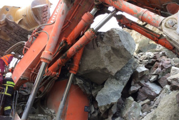 Фотография к новости: Пострадавшего при обвале экскаваторщика в Кокшетау доставили в больницу