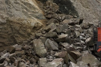 Фотография к новости: Кусок скалы обрушился на экскаватор: 12 часов спасатели пытаются извлечь машиниста