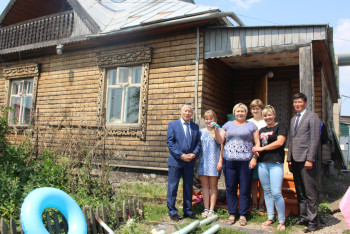 Фотография к новости: Пострадавшие от паводка семьи получили жильё в ВКО