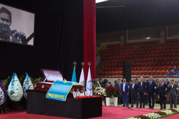 Когда Кунаев умер, было столько же людей: в Алматы прощаются с Денисом Теном