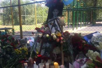 Алматинцы продолжают возлагать цветы к месту трагедии с Денисом Теном