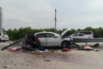 Фотография к новости: Автомобиль столкнулся с дорожным отбойником на трассе Астана-Караганда 