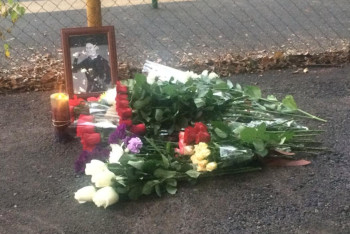 Потеря всей страны – жители Алматы несут цветы к месту убийства Дениса Тена