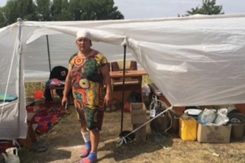 Лишившиеся дома погорельцы вынуждены жить в палатке в Актобе