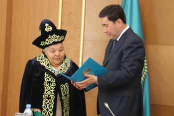 Ключи от квартиры вручил Карипбеку Куюкову аким Карагандинской области