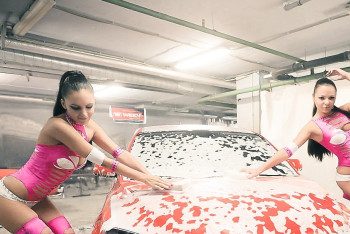 Фотография к новости: Девушки в откровенной одежде моют машины в Актау