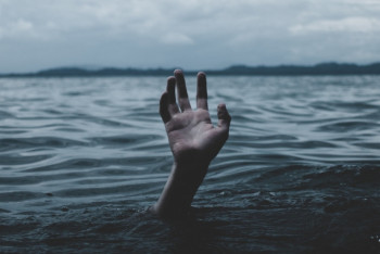 Упала с обрыва и утонула восьмилетняя девочка в Атырау