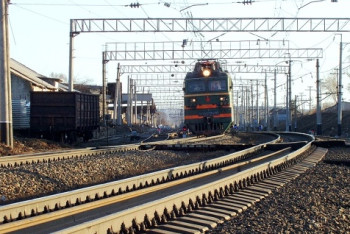 Ребёнок едва не попал под электричку на железнодорожных путях в Темиртау