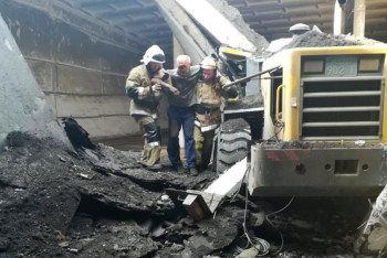 Железобетонными плитами придавило водителя погрузчика в СКО