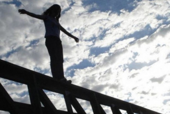 Фотография к новости: "Я смотрел ей в глаза" - полицейский предотвратил попытку суицида в ВКО