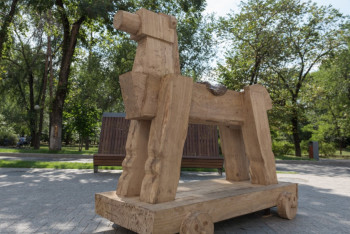 Фотография к новости: "Рождение седла": деревянную лошадь установили в Алматы